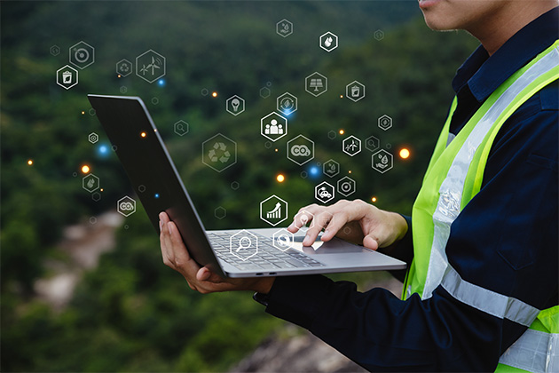 Una persona usa un ordenador.