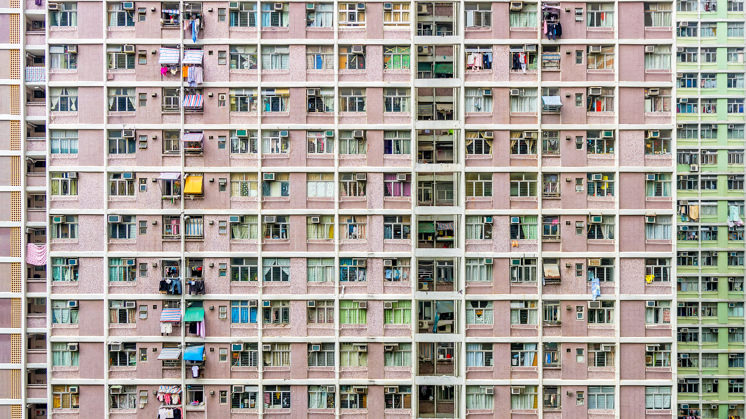 Algunas definiciones establecen que la densidad demográfica mínima de una megaciudad debe ser de 2.000 personas/km2.