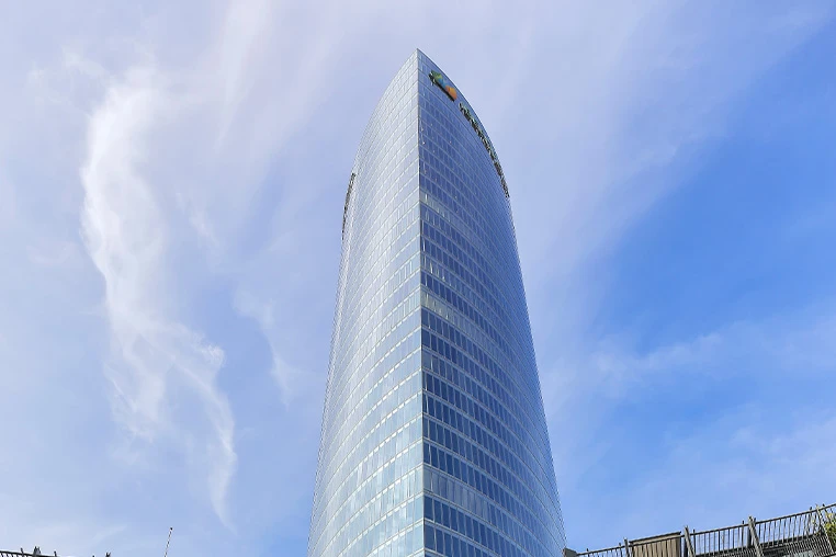 El edificio, diseñado por el arquitecto César Pelli, es el más alto de la ciudad.