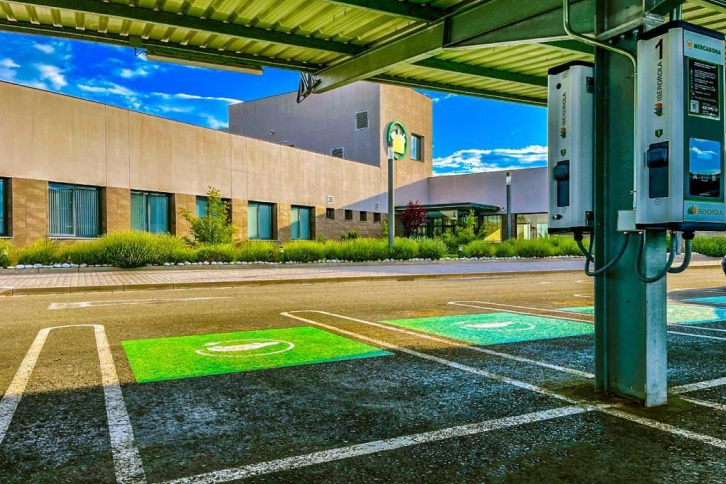 Iberdrola, a través de su filial en España, ha instalado sus primeros 2.000 puntos de recarga en supermercados y centros de trabajo de Mercadona.