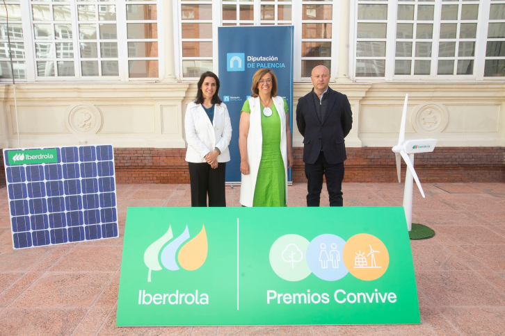 La presidenta de la Diputación de Palencia, Ángeles Armisén; el alcalde de Paredes de Nava, Luis Antonio Calderón, y la responsable de Análisis y Proyectos Especiales de Iberdrola, Marta Martínez, han sido los encargados de acercar al público esta mañana todos los detalles del lanzamiento de esta segunda edición de los Premios Convive