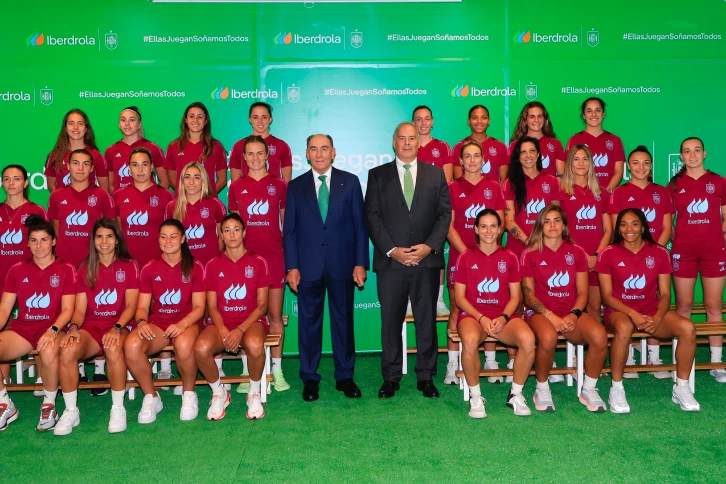 El presidente de Iberdrola, Ignacio Galán, transmite a las jugadoras de la selección de fútbol el apoyo incondicional de la compañía de cara a los juegos en París.