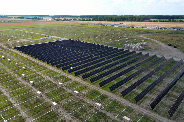 Primeros paneles solares en la planta fotovoltaica Powell Creek de Ohio, Estados Unidos.