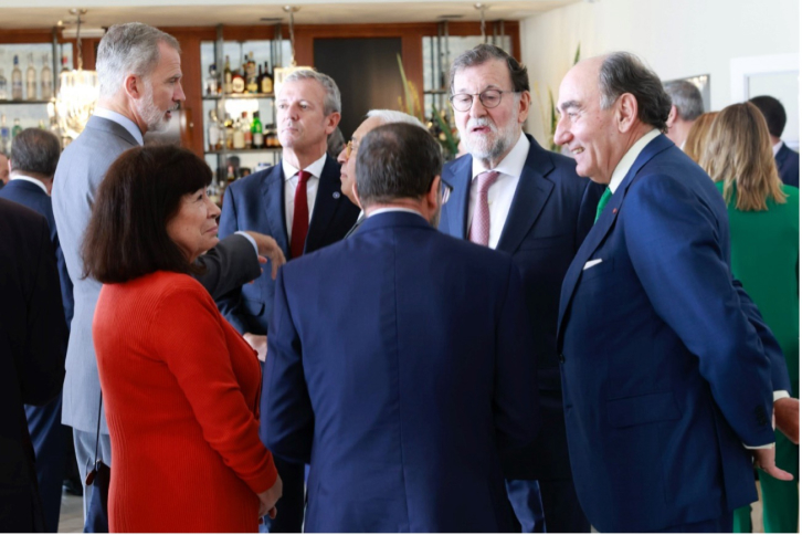 En la imagen, Ignacio Galán, presidente de Iberdrola, con el Rey Felipe VI; Mariano Rajoy, expresidente del Gobierno de España; Cristina Narbona, diputada del Congreso de España, y Alfonso Rueda, presidente de la Xunta de Galicia.