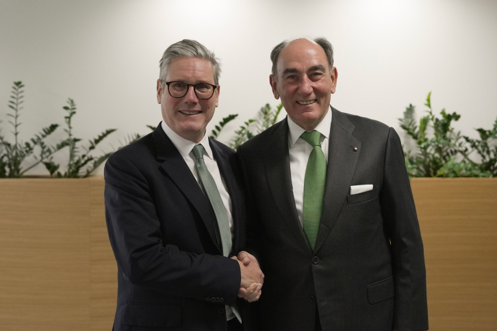 Ignacio Galán, presidente de Iberdrola, junto al primer ministro británico, Keir Starmer, en la Cumbre Internacional de Inversión