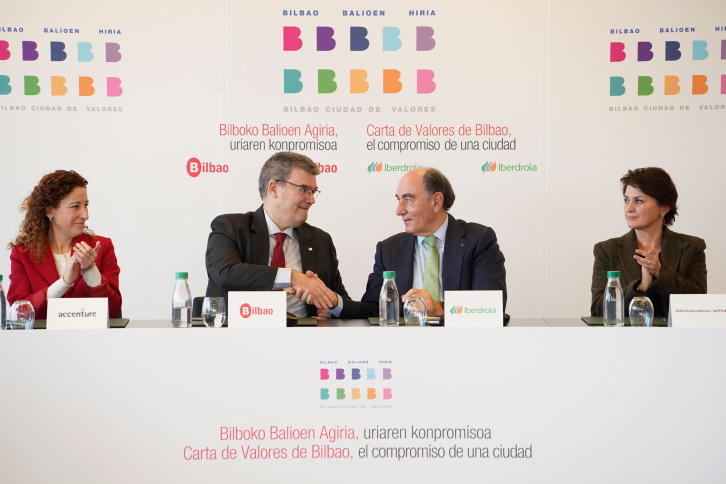 El alcalde de Bilbao, Juan Mari Aburto, y el presidente de Iberdrola, Ignacio Galán, han firmado esta mañana en la capital vizcaína la Carta de Valores de la ciudad.