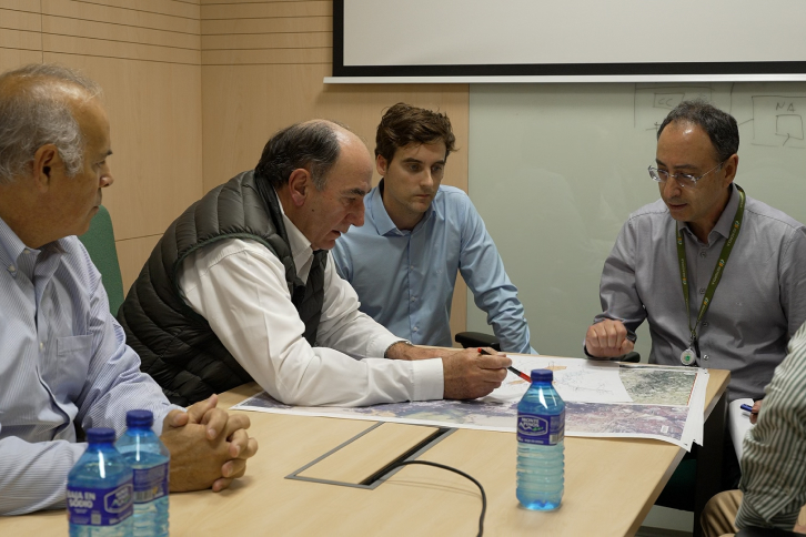 Ignacio Galán durante una de sus visitas a la zona afectada para conocer la situación de las redes afectadas