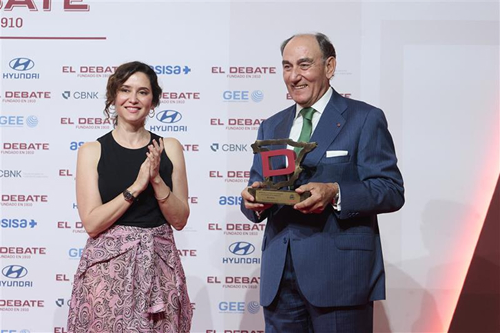 El presidente de Iberdrola, Ignacio Galán, recibió el premio de manos de la presidenta de la Comunidad de Madrid, Isabel Díaz Ayuso.