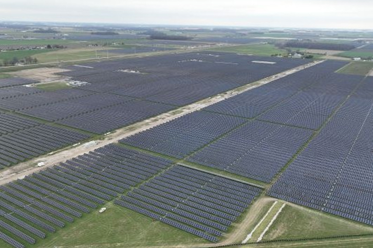 Imagen aérea de una sección del proyecto Powell Creek Solar de Avangrid durante su construcción en el condado de Putnam, Ohio.