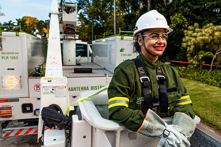 Empleada del área de distribución de Neoenergia, en Brasil