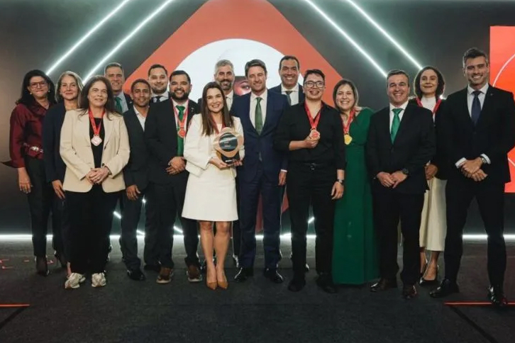 El equipo de Neoenergia recibe los reconocimientos en la gala de los Premios Abradee 2025