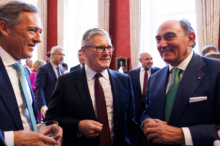 El presidente de Iberdrola, Ignacio Galán, conversa con el Primer Ministro Británico, Sir Keir Starmen.