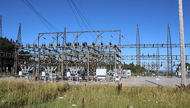 Vista de una subestación eléctrica con torres y cableado de alta tensión