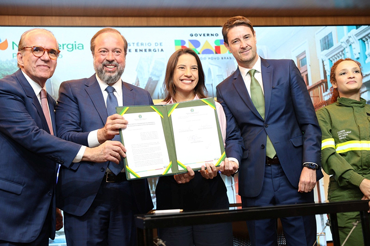 Ceremonia de formalización de los términos del contrato en Brasilia, con la presencia del ministro de Minas y Energía, Alexandre Silveira, del CEO de Neoenergia, Eduardo Capelastegui, y del CEO de Neoenergia Pernambuco, Saulo Cabral.
