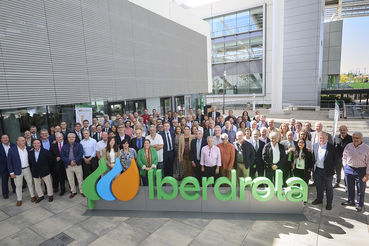 Pedro Azagra, CEO del Grupo Iberdrola y Mario Ruiz-Tagle, CEO de Iberdrola España, junto a empleados homenajeados en Madrid