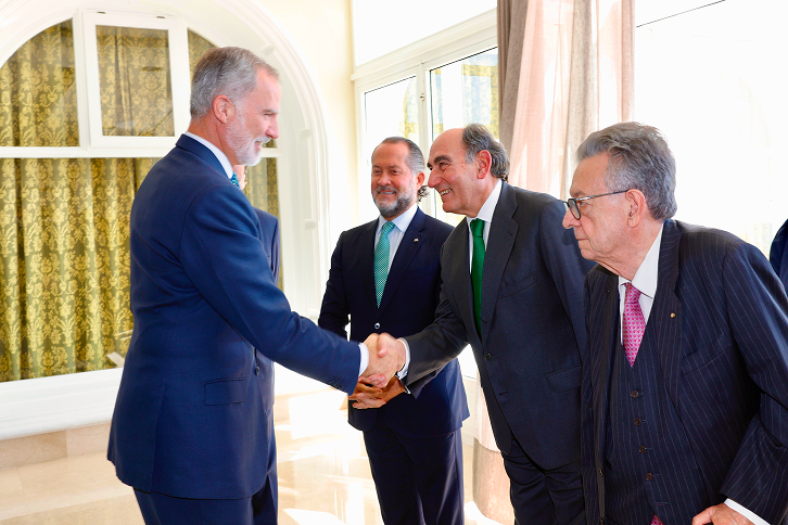 Pie de foto: El Rey Felipe VI saluda a Ignacio Galán, junto a Miguel Herrero y Rodríguez de Miñón, a su izquierda.