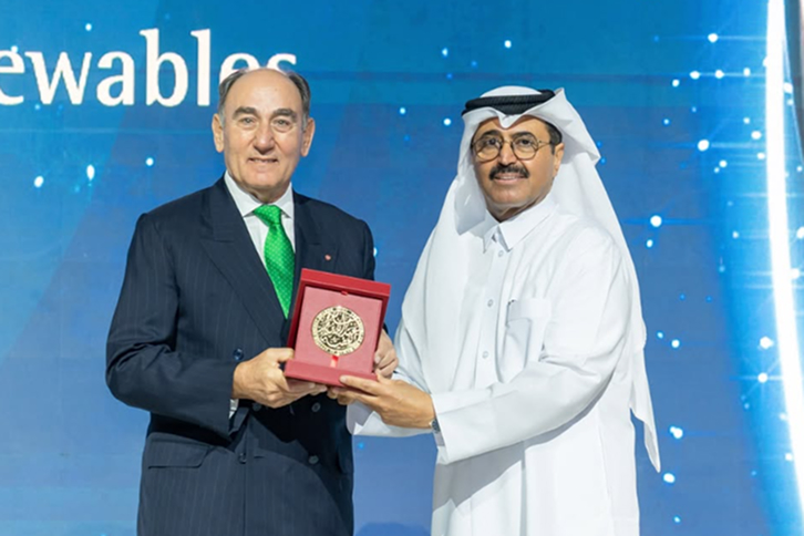 Ignacio Galán recibiendo el premio en Catar