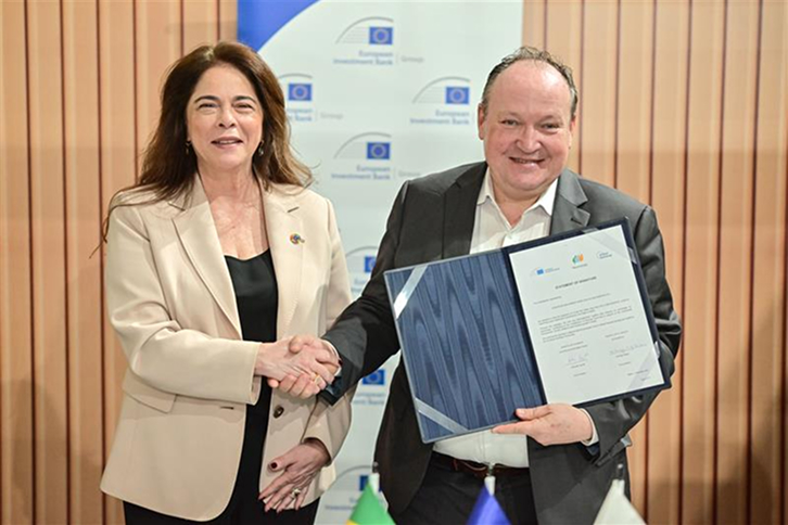 Solange Ribeiro (vicepresidenta de Neoenergia) y Ambroise Fayolle (vicepresidente del BEI) firman el acuerdo de financiación verde durante la COP30