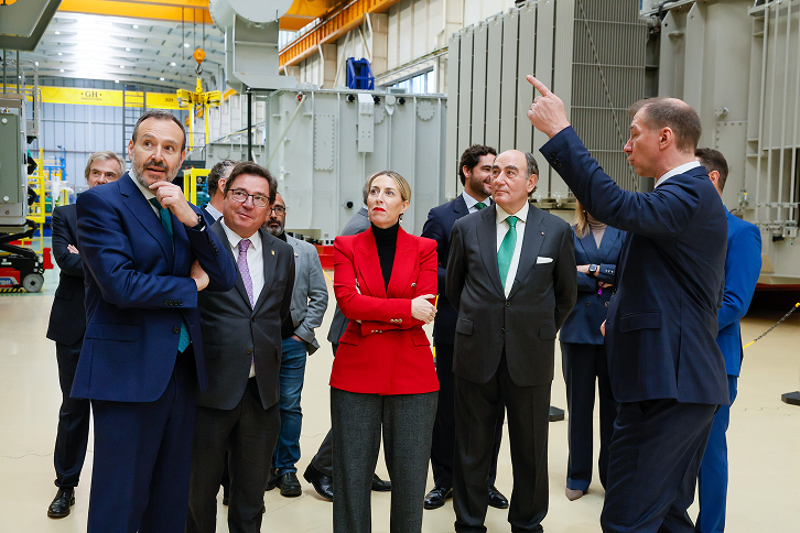 Ignacio Galán, presidente de Iberdrola, durante la visita a las instalaciones de Faramax en Malpartida de Plasencia
