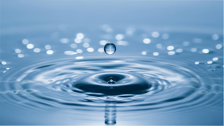 Foto ilustrativa de una gota de agua cayendo