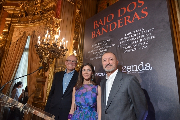 Arturo Pérez-Reverte presenta el libro ‘Bajo dos banderas’, editado por 
Zenda e Iberdrola